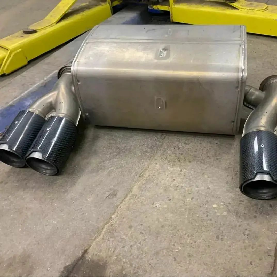 OEM F80 MUFFLER SETUP WITH OEM CARBON TIPS