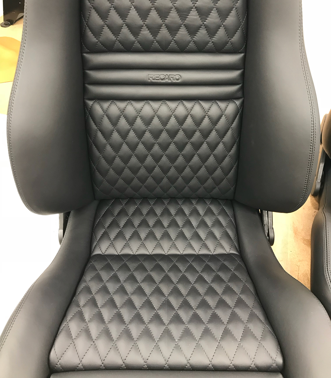 BMW E30/E36/E39 RECARO SEATS WITH EMBOSSING QUILTED FINISH